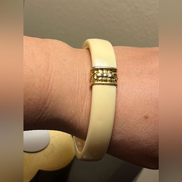 Crown Trifari Bangle Cream Marble Lucite 1960’s - Picture 6 of 8